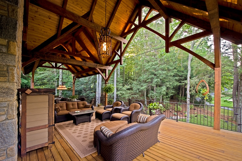 finishing a timber frame using contrast between beams and ceiling boards